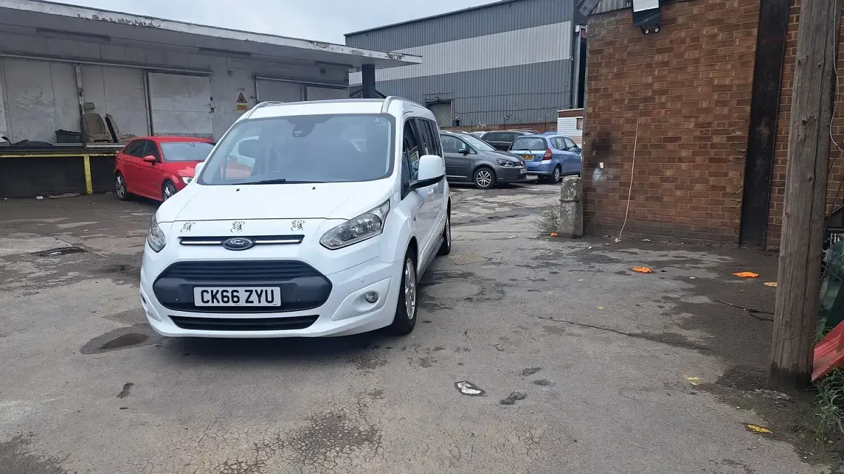 Used Ford Tourneo Connect Titanium 120 HP (88 kW) 2016 White MPV