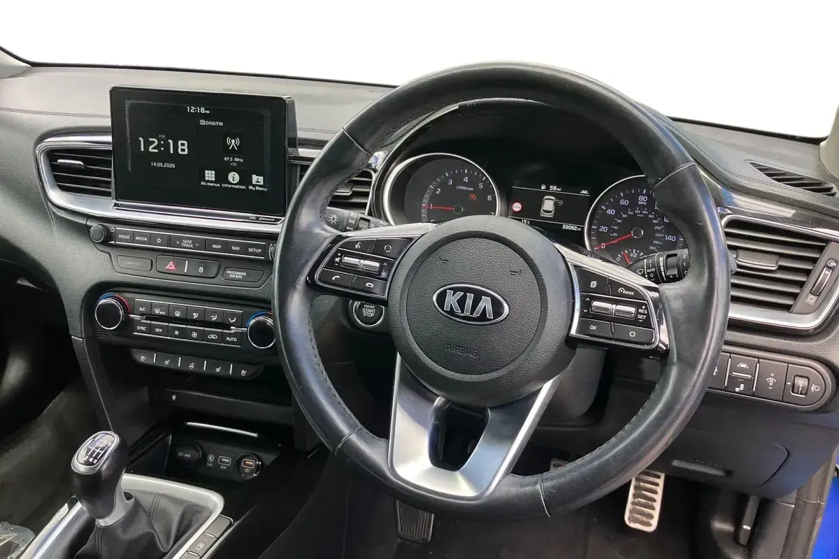 Begagnad Kia Ceed First Edition 140 HK (102 kW) 2019 Blå Halvkombi