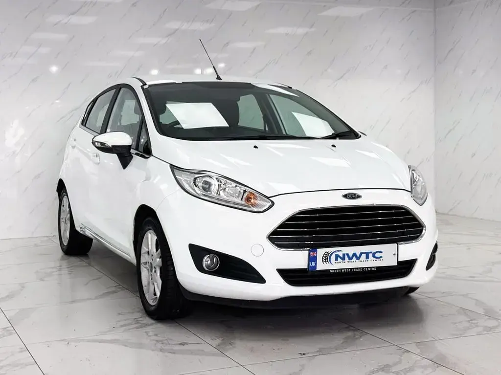 Used Ford Fiesta Zetec 82 HP (60 kW) 2015 White Hatchback