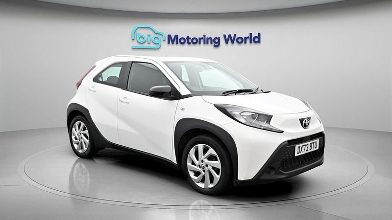 Used Toyota Aygo X PURE 72 HP (52 kW) 2024 White SUV