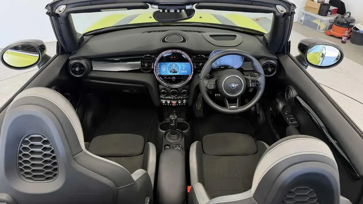 Begagnad Mini John Cooper Works 228 HK (167 kW) 2022 Gul Halvkombi