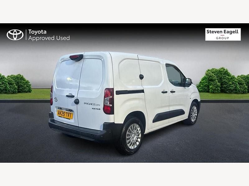 Used Toyota Proace 50 kW (68 HP) 2025 White MPV