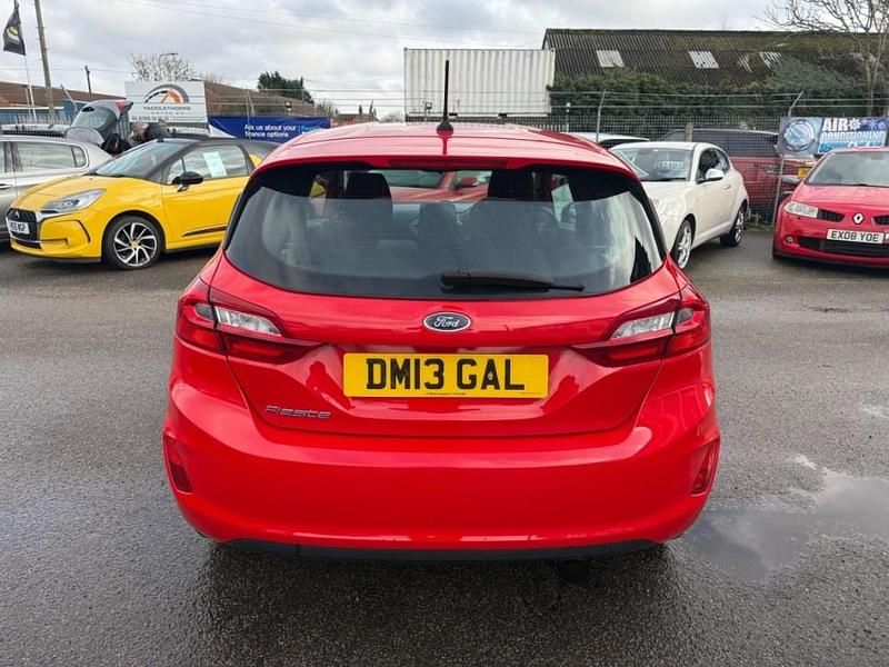 Usado Ford Fiesta Zetec 70 HP (51 kW) 2019 Vermelho Citadino