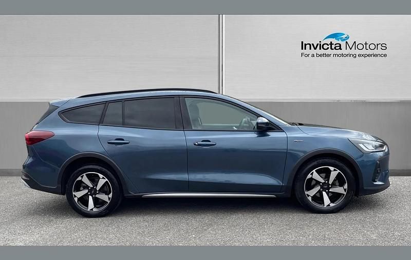 Used Ford Focus Active 155 HP (114 kW) 2023 Blue Estate