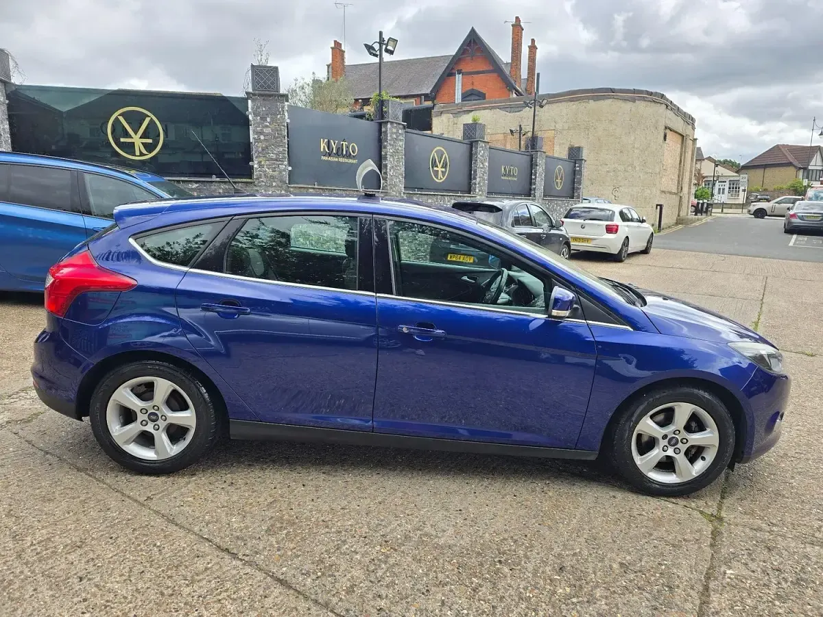 Used Ford Focus Zetec 125 HP (91 kW) 2014 Blue Hatchback