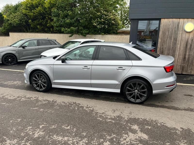 Usado Audi A3 Black Edition 116 HP (85 kW) 2018 Prateado Sedan