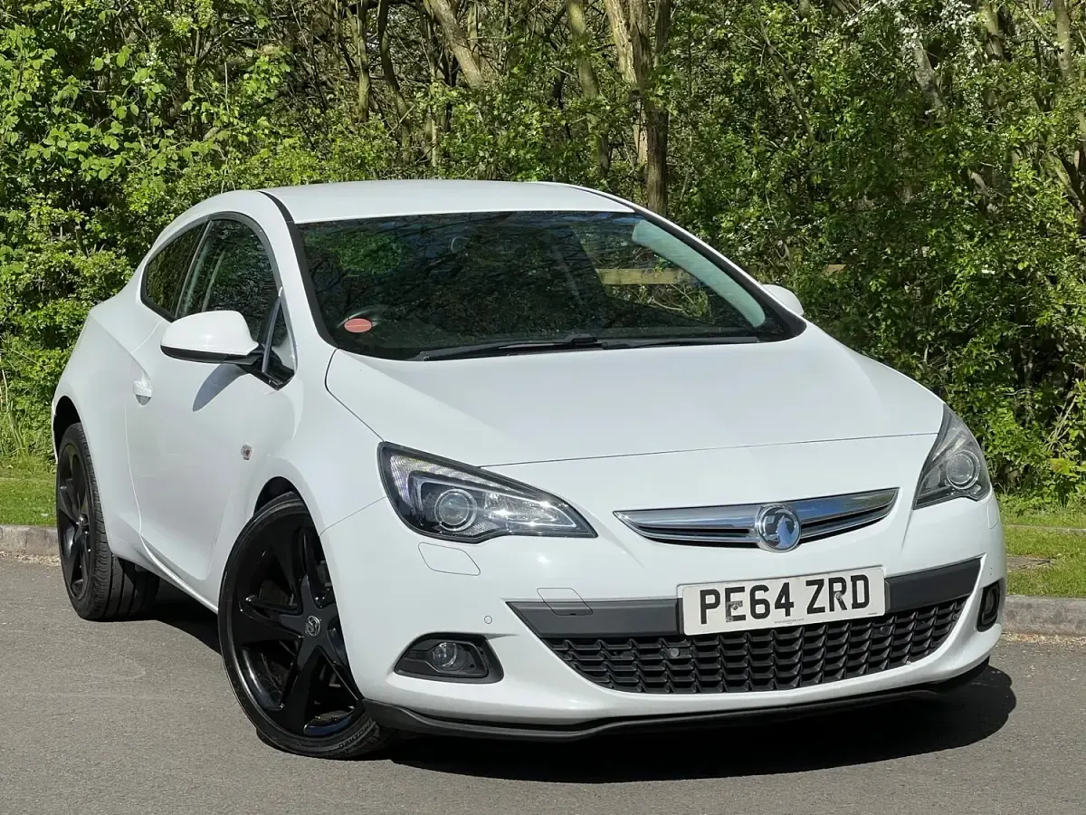 Used Vauxhall Astra GTC SRi 200 HP (147 kW) 2014 White Hatchback
