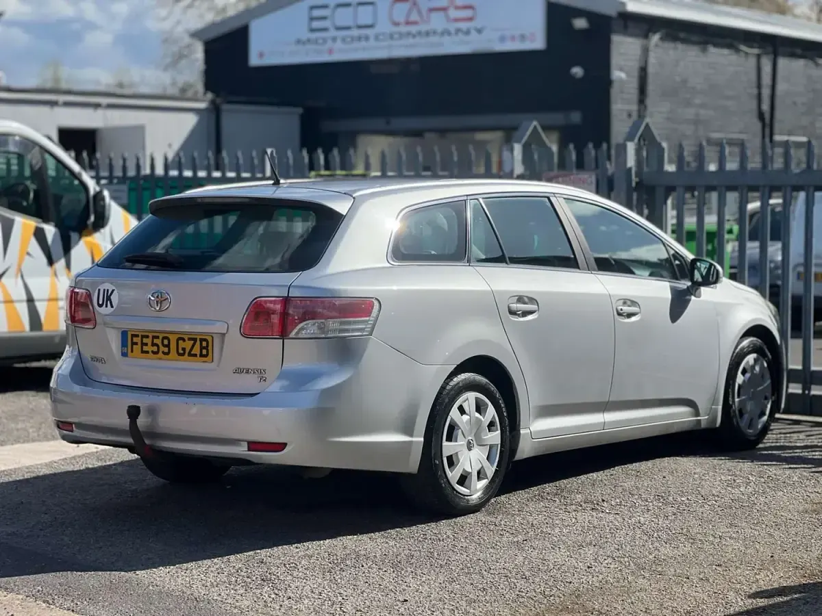 Usado Toyota Avensis T2 2009 Plateado Familiar