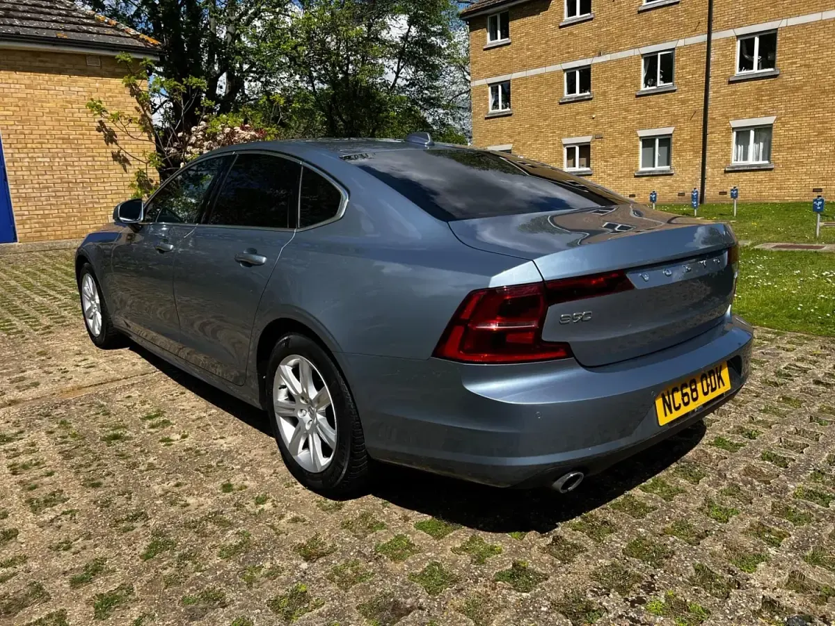Usado Volvo S90 Momentum 190 HP (139 kW) 2019 Azul Sedan