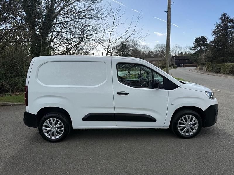 Używany Citroën Berlingo 100 KM (73 kW) 2022 Biały Minivan