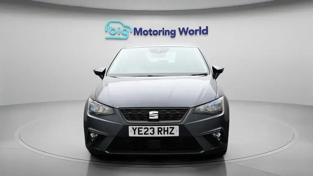 Usado Seat Ibiza SE 95 CV (69 kW) 2023 Gris Utilitario
