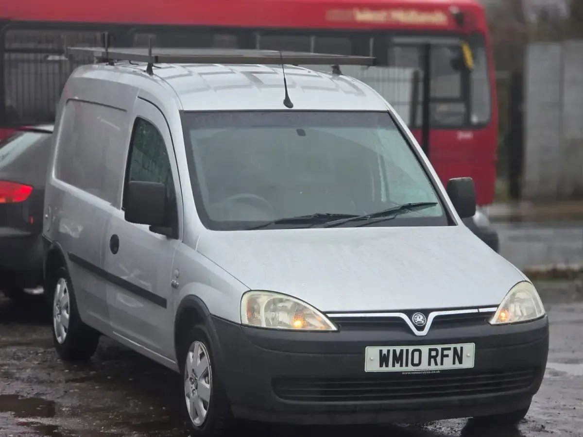 Używany Vauxhall Combo 75 KM (55 kW) 2010 Srebrny Minivan