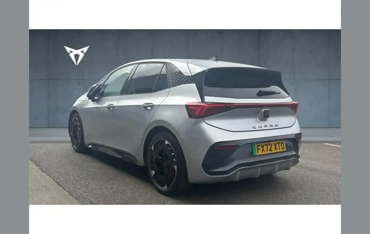 Begagnad Cupra Born e-Boost 169 kW (230 HK) 2023 Silver Halvkombi