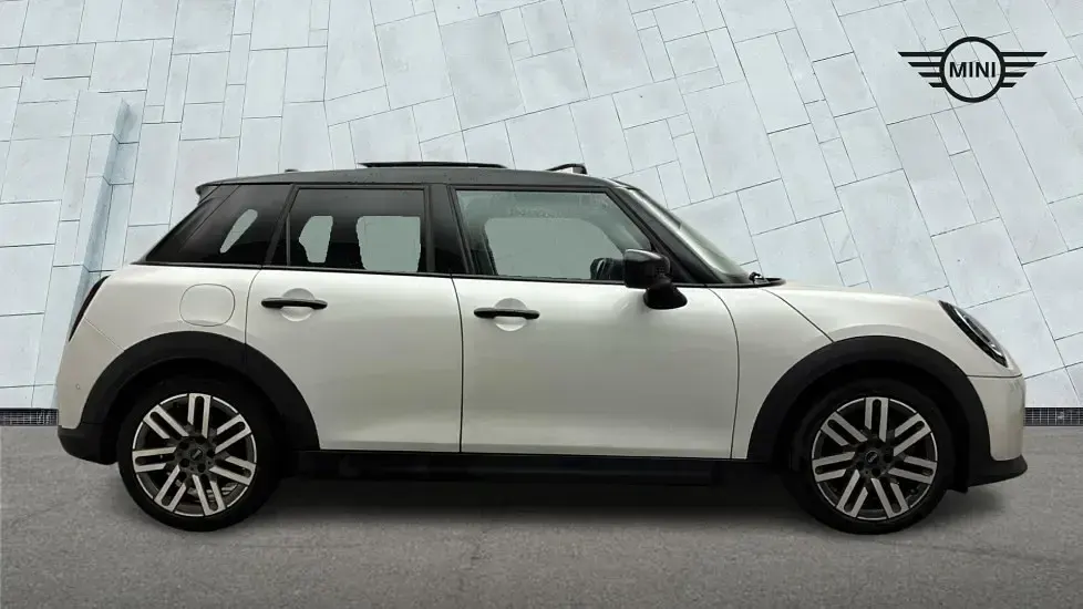 Used Mini Cooper Classic 154 HP (113 kW) 2024 White Hatchback