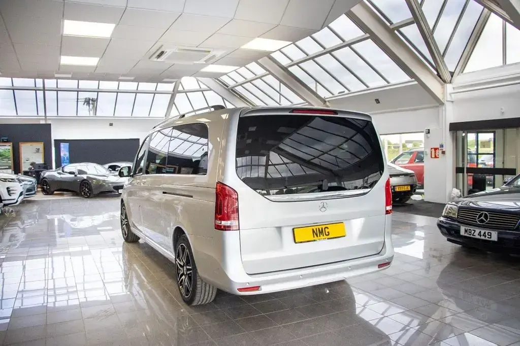 Usado Mercedes V220 AMG line 163 HP (119 kW) 2023 Prateado Monovolume