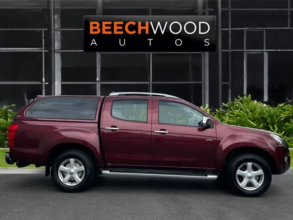 Used Isuzu Pick up 161 HP (118 kW) 2014 Red Pickup
