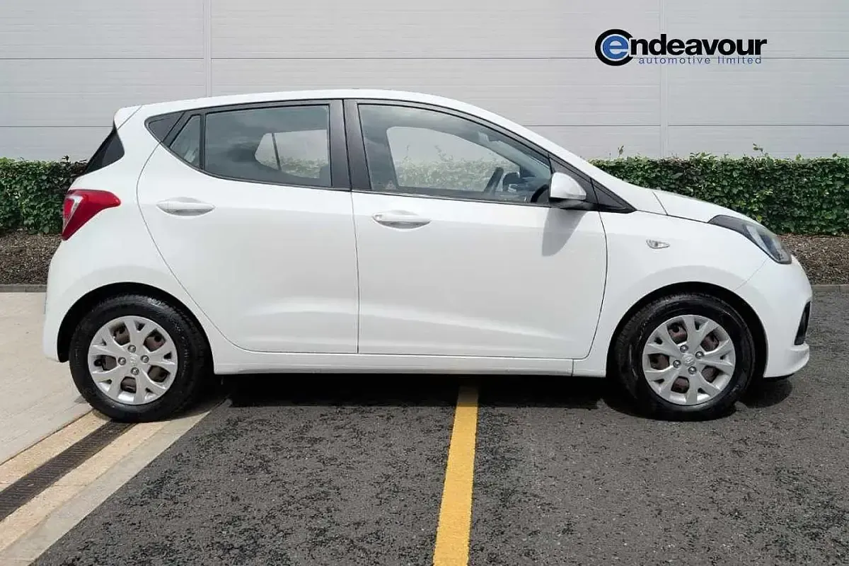 Used Hyundai i10 SE 83 HP (61 kW) 2014 White Hatchback