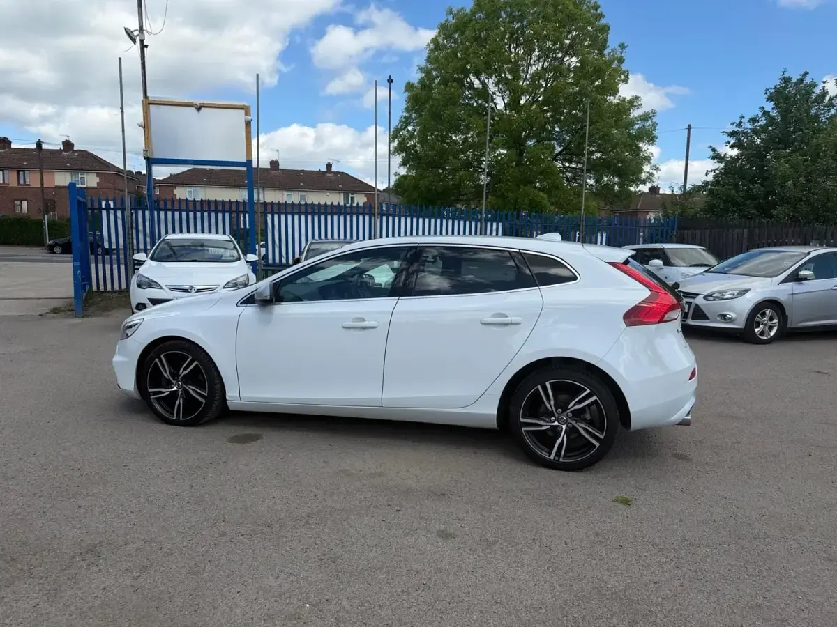 Begagnad Volvo V40 R-Design Pro 2017 Vit Halvkombi