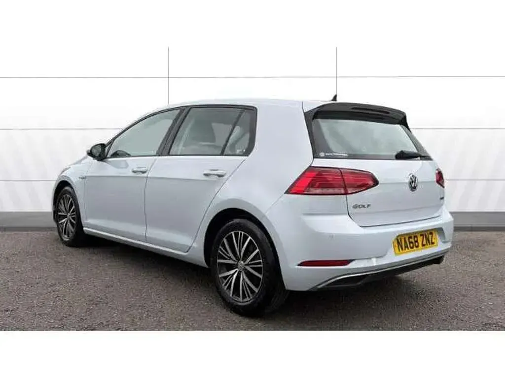 Used VW Golf VII SE 131 HP (96 kW) 2018 Hatchback