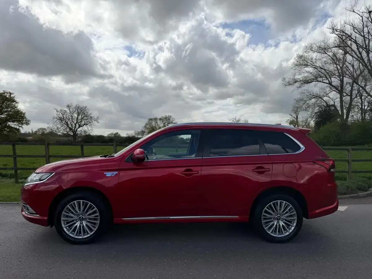 Used Mitsubishi Outlander P-HEV 220 HP (161 kW) 2019 Red Estate