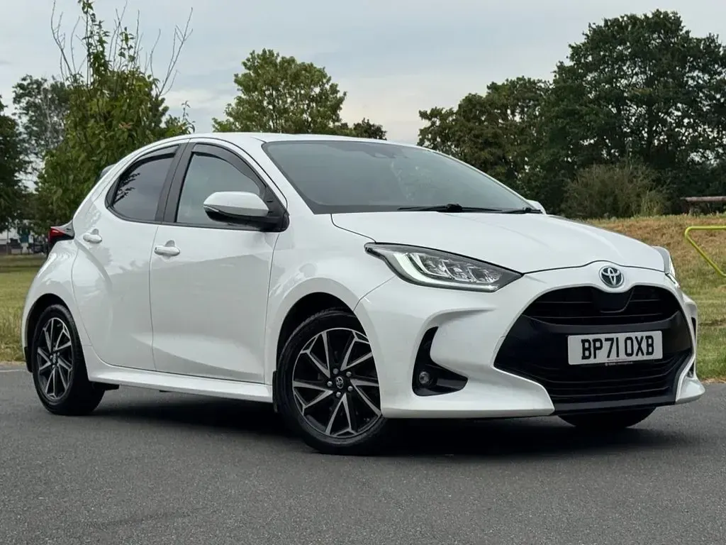 Used Toyota Yaris Design 116 HP (85 kW) 2022 White Hatchback