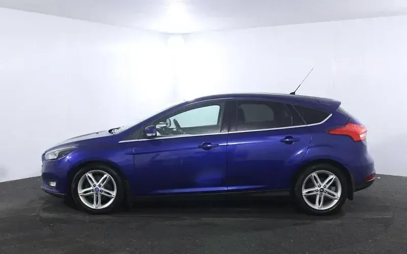 Used Ford Focus Zetec 125 HP (91 kW) 2015 Blue Hatchback