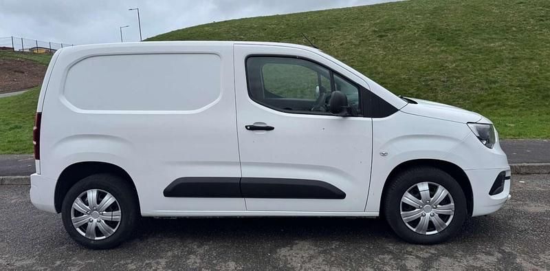 Używany Vauxhall Combo Sportive 100 KM (73 kW) 2020 Biały Minivan