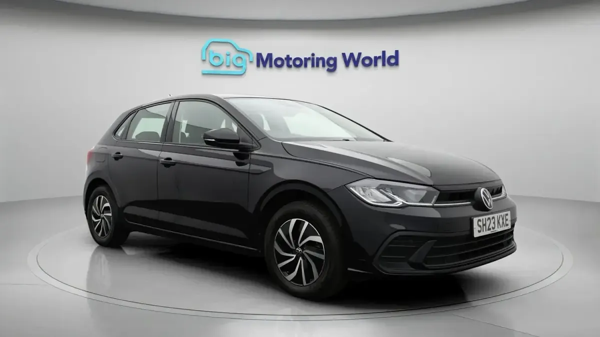 Begagnad VW Polo Life 2023 Svart Halvkombi