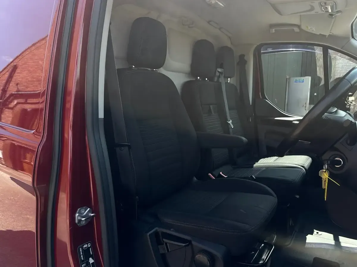 Used Ford Transit Custom Limited 170 HP (125 kW) 2019 Red Van
