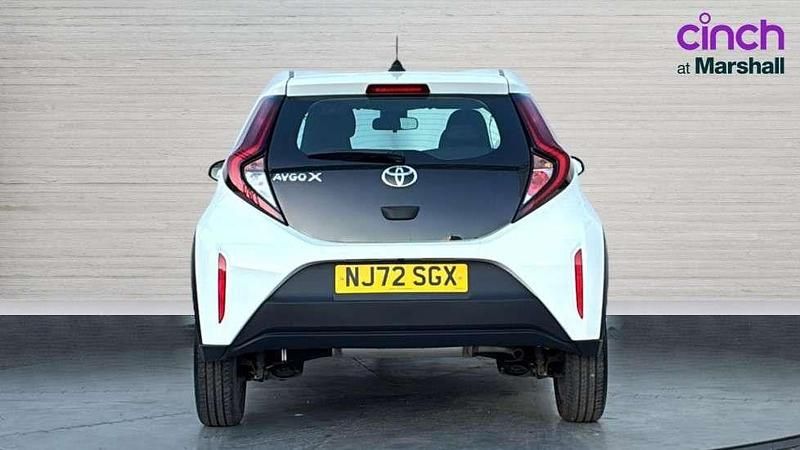 Used Toyota Aygo X PURE 72 HP (52 kW) 2022 White SUV