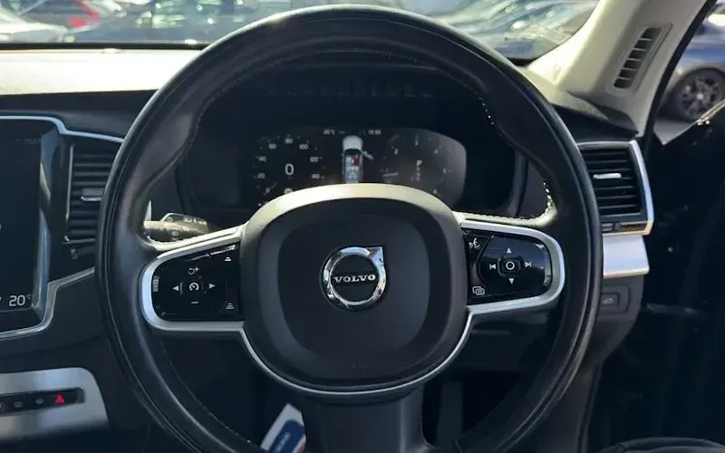 Used Volvo XC90 Momentum 235 HP (172 kW) 2019 Blue SUV