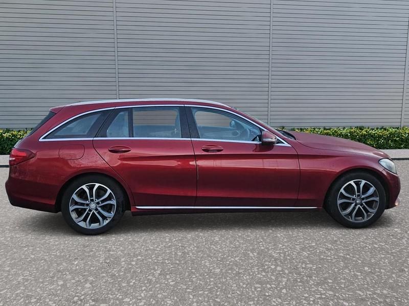 Used Mercedes C200 136 HP (100 kW) 2016 Red Estate