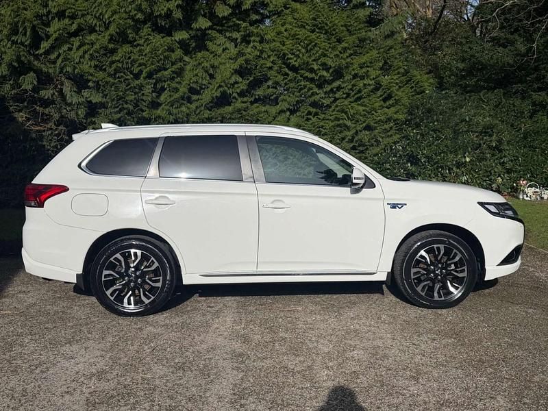 Used Mitsubishi Outlander P-HEV 2016 White Estate
