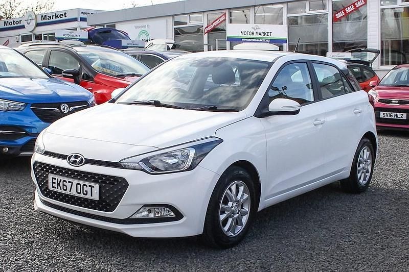 Used Hyundai i20 SE 84 HP (61 kW) 2017 White Hatchback