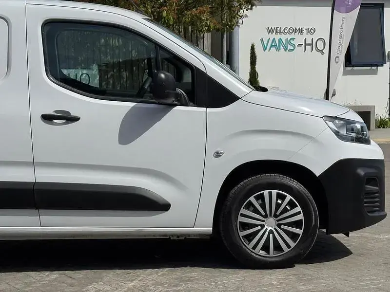 Used Citroën Berlingo 2023 Icy white MPV