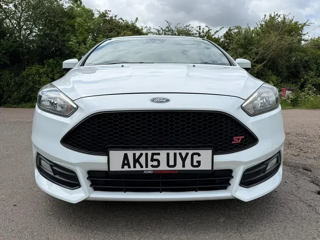 Used Ford Focus ST 250 HP (183 kW) 2015 White Hatchback