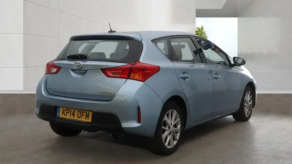 Used Toyota Auris 132 HP (97 kW) 2014 Blue Hatchback