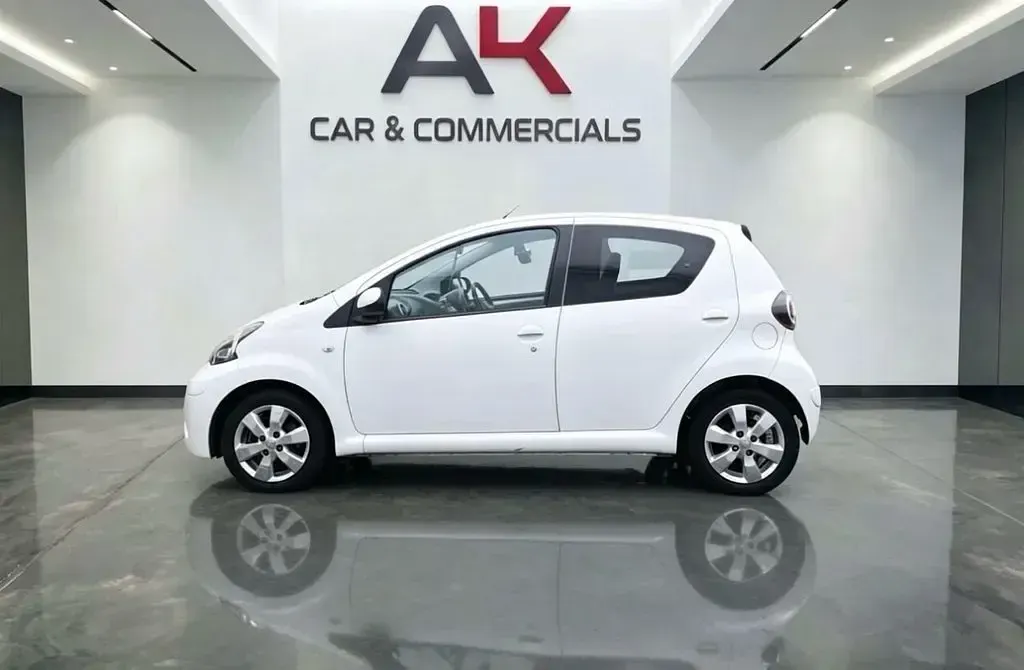 Used Toyota Aygo 67 HP (49 kW) 2012 White Hatchback