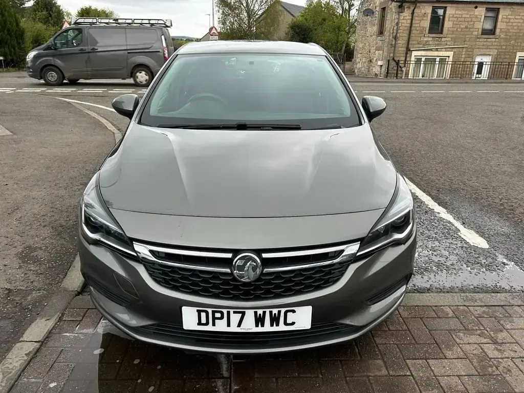 Usado Vauxhall Astra Design Edition 136 CV (100 kW) 2017 Gris Utilitario