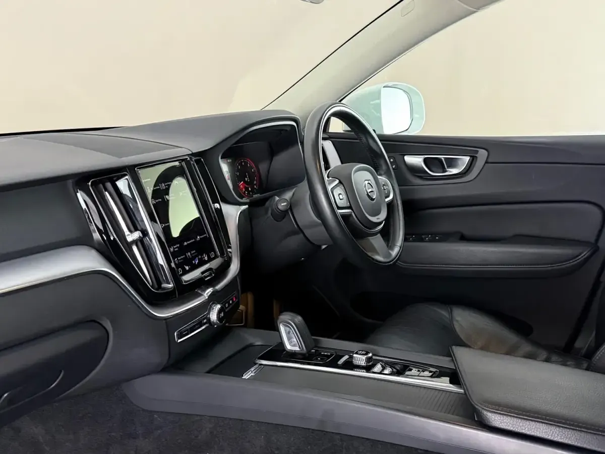 Used Volvo XC60 Momentum 250 HP (183 kW) 2021 White SUV
