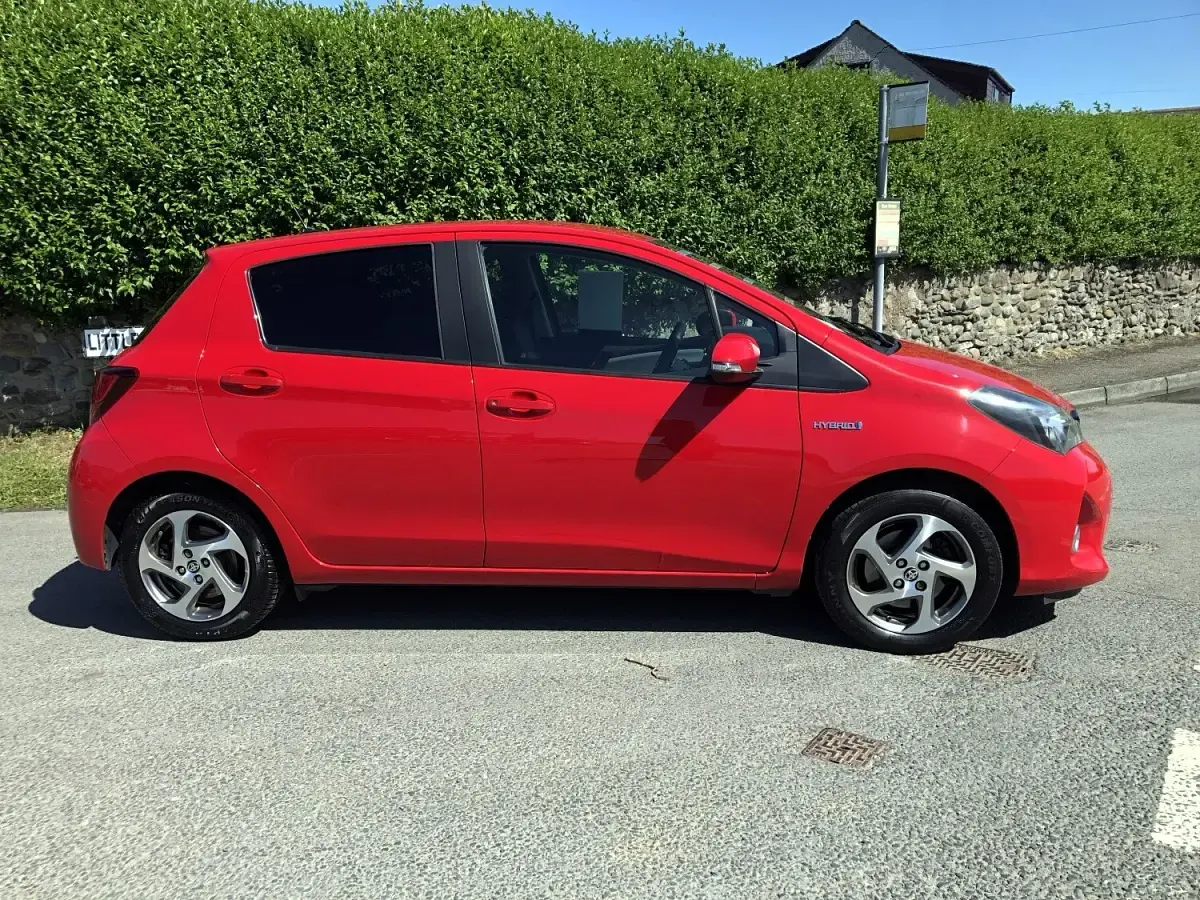Used Toyota Yaris 101 HP (74 kW) 2016 Red Hatchback