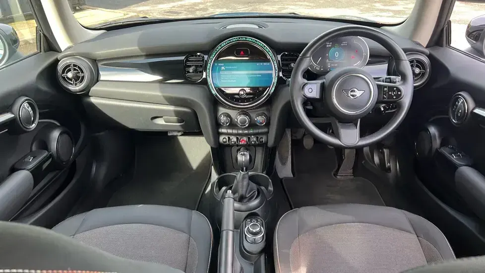 Używany Mini Cooper Classic 134 KM (98 kW) 2022 Niebieski Hatchback