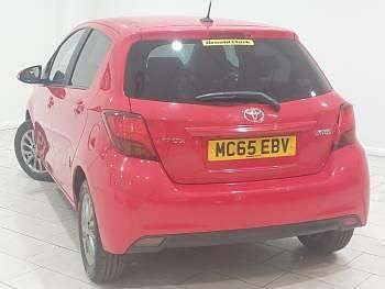 Used Toyota Yaris 99 HP (72 kW) 2016 Red Hatchback