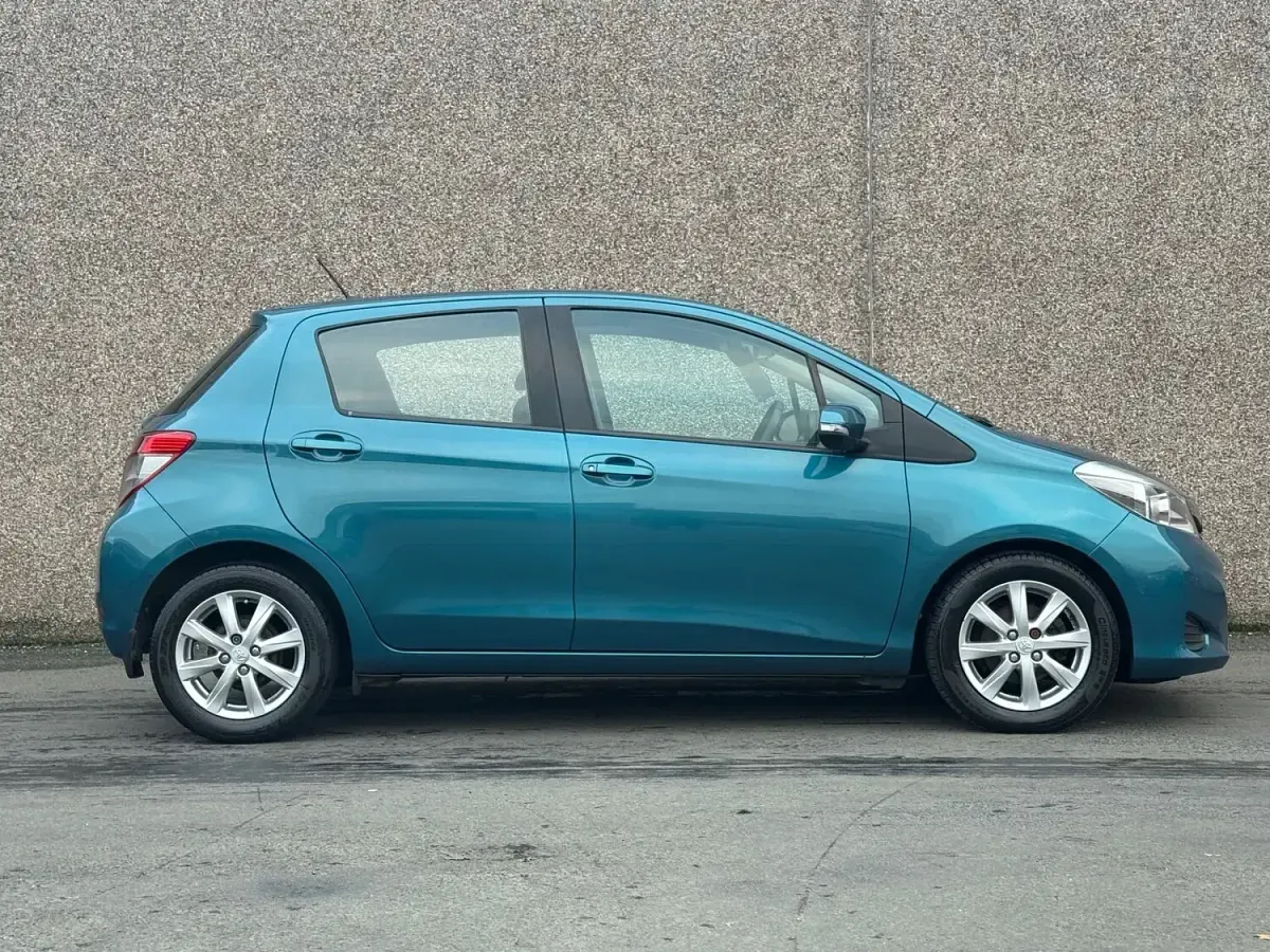 Used Toyota Yaris 90 HP (66 kW) 2013 Turquoise Hatchback