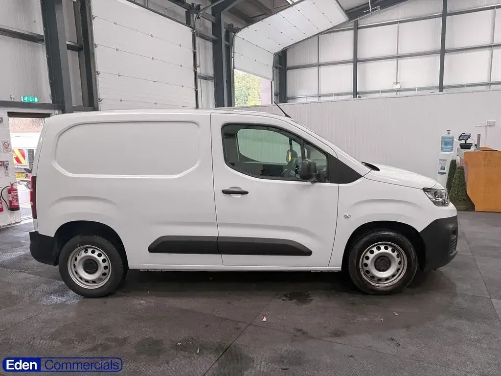 Used Citroën Berlingo 100 HP (73 kW) 2023 White MPV