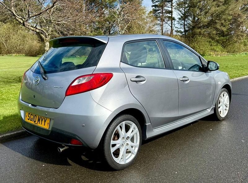 Begagnad Mazda 2 2010 Silver Halvkombi