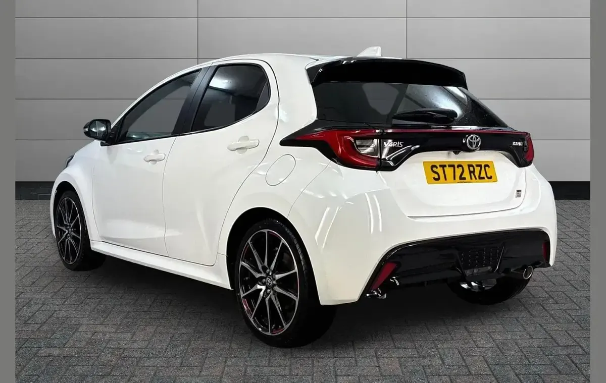 Used Toyota Yaris Hybrid Sport 113 HP (83 kW) 2023 White Hatchback