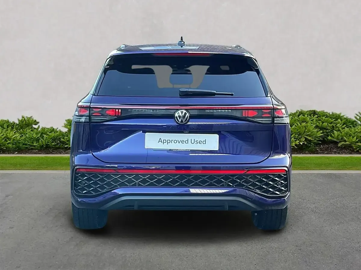 Begagnad VW Touran R-line 272 HK (200 kW) 2025 Lila Minibuss