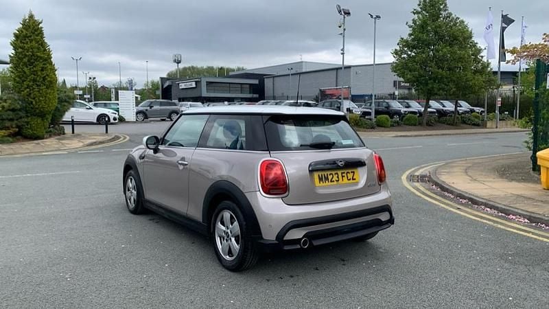 Usado Mini Cooper Classic 134 HP (98 kW) 2023 Cinzento Citadino