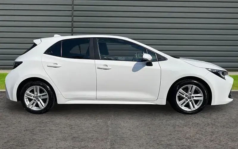 Used Toyota Corolla 116 HP (85 kW) 2019 White Hatchback